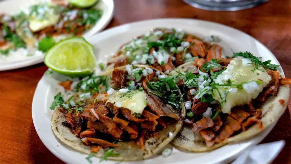 "Tacos de suadero y longaniza estilo CDMX en Calle 7 Vancouver"